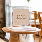 Acrílico Decorativo Bordado à Mão Em tudo dai graças 24x24 cm com Suporte