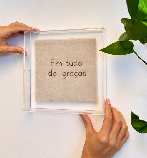 Acrílico Decorativo Bordado à Mão Em tudo dai graças 24x24 cm com Suporte