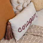 Almofada Baguete com Frase Coragem em Marrom Fundo Creme 52 x 24 cm