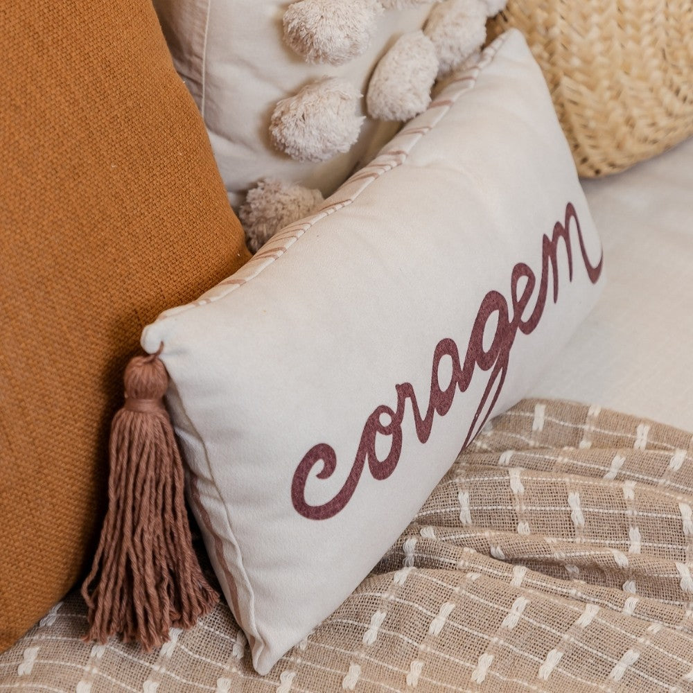 Almofada Baguete com Frase Coragem em Marrom Fundo Creme 52 x 24 cm