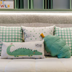 Almofada Infantil Estampa Jacaré com Enchimento e Zíper 52 x 24 cm