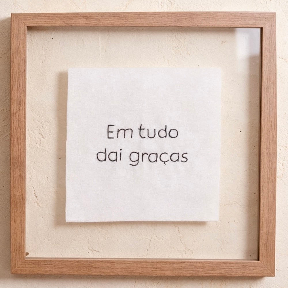 Quadro Decorativo Em Tudo Dai Graças Bordado 35x35 cm com Moldura de Madeira e Vidro Flutuante para Decoração Inspirador