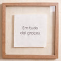 Quadro Decorativo Em Tudo Dai Graças Bordado 35x35 cm com Moldura de Madeira e Vidro Flutuante para Decoração Inspirador
