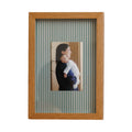 Quadro Personalizado Memórias: Sua Foto em Moldura Caixa com Fundo Listrado Verde e Vidro