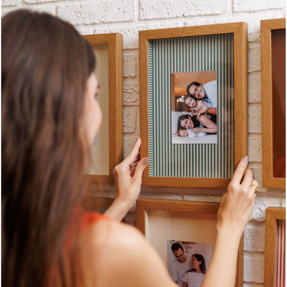 Quadro Personalizado Memórias: Sua Foto em Moldura Caixa com Fundo Listrado Verde e Vidro