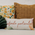 Almofada Baguete com Frase Infinito Particular em Vermelho 52 x 24 cm