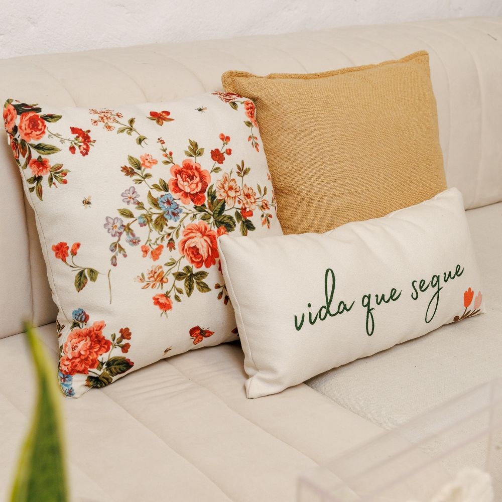 Almofada Decorativa Floral Vintage 45x45cm em Tecido Bouclé
