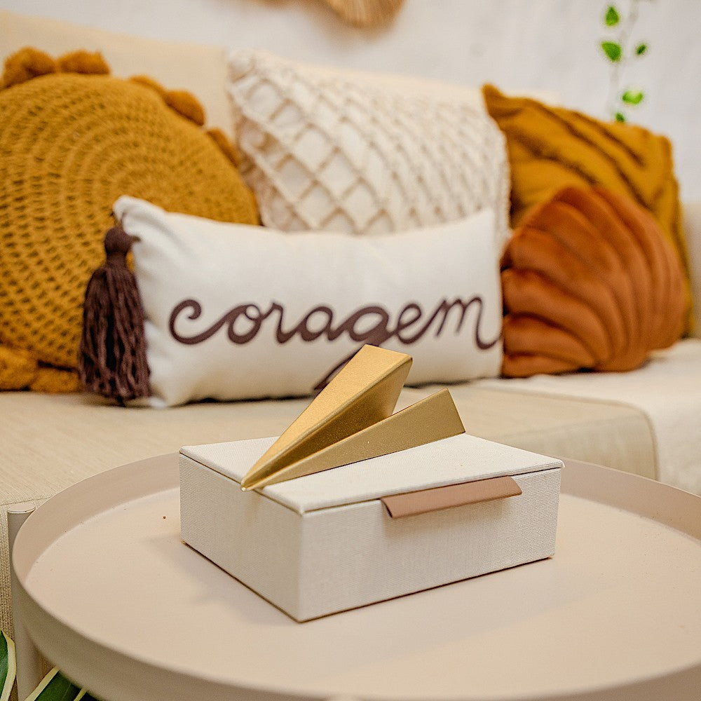 Almofada Baguete com Frase Coragem em Marrom Fundo Creme 52 x 24 cm