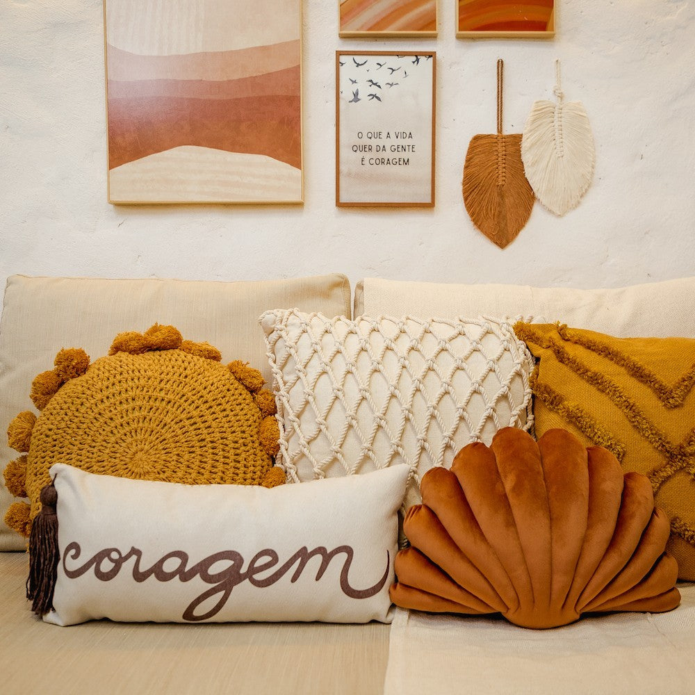 Almofada Baguete com Frase Coragem em Marrom Fundo Creme 52 x 24 cm