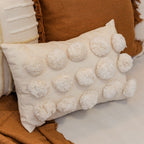 Almofada Baguete com Pompons Cor Crua Fechamento em Ziper 45 x 30 cm