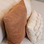 Almofada Baguete com Pompons Cor Crua Fechamento em Ziper 45 x 30 cm