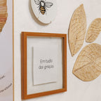 Quadro Decorativo Em Tudo Dai Graças Bordado 35x35 cm com Moldura de Madeira e Vidro Flutuante para Decoração Inspirador