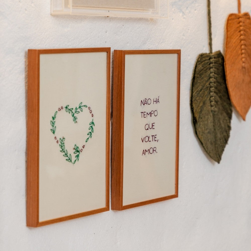 Quadro Decorativo Coração 20x30 cm em Moldura Madeira e Vidro