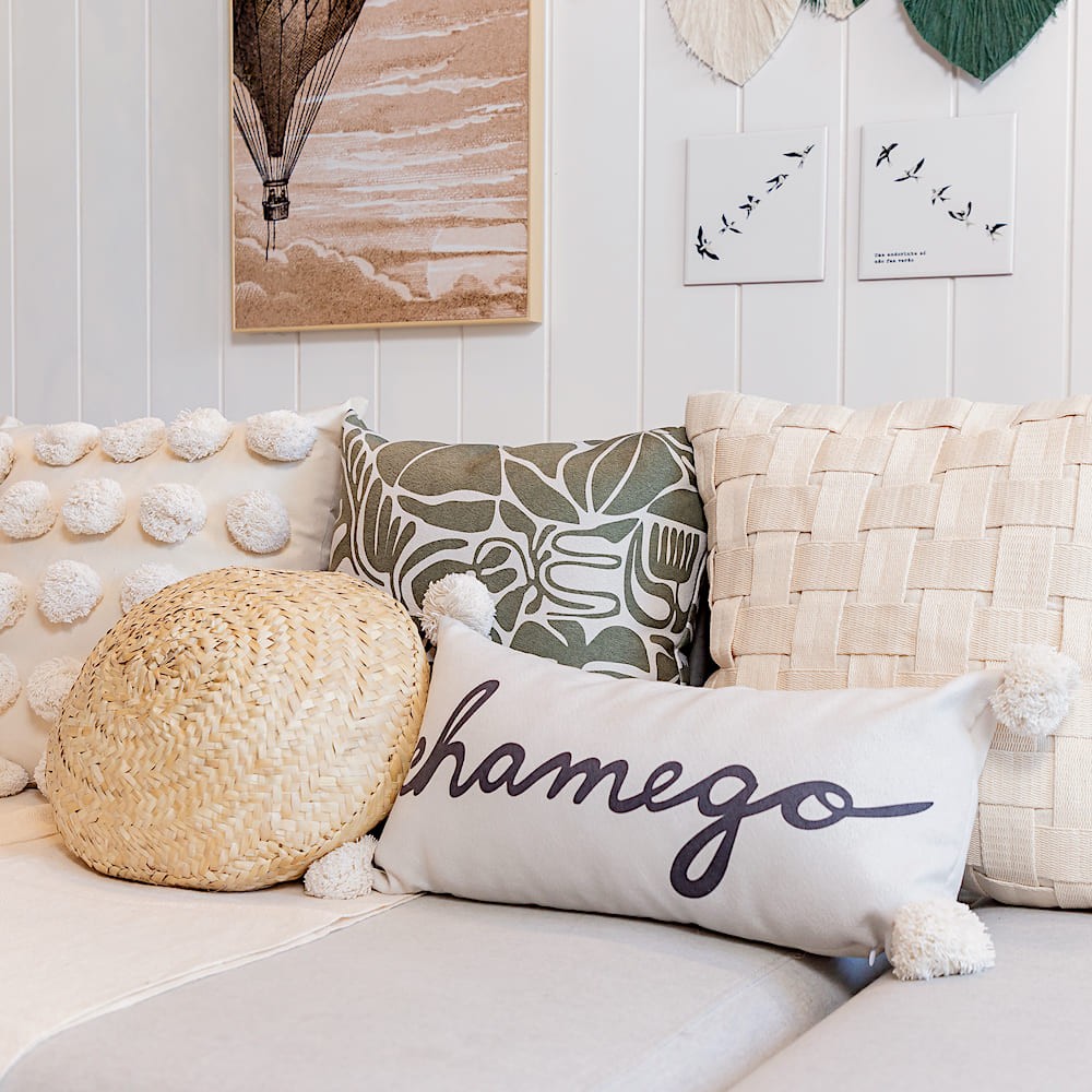 Almofada Baguete com Frase Chamego Detalhe com Pompom 52 x 24 cm