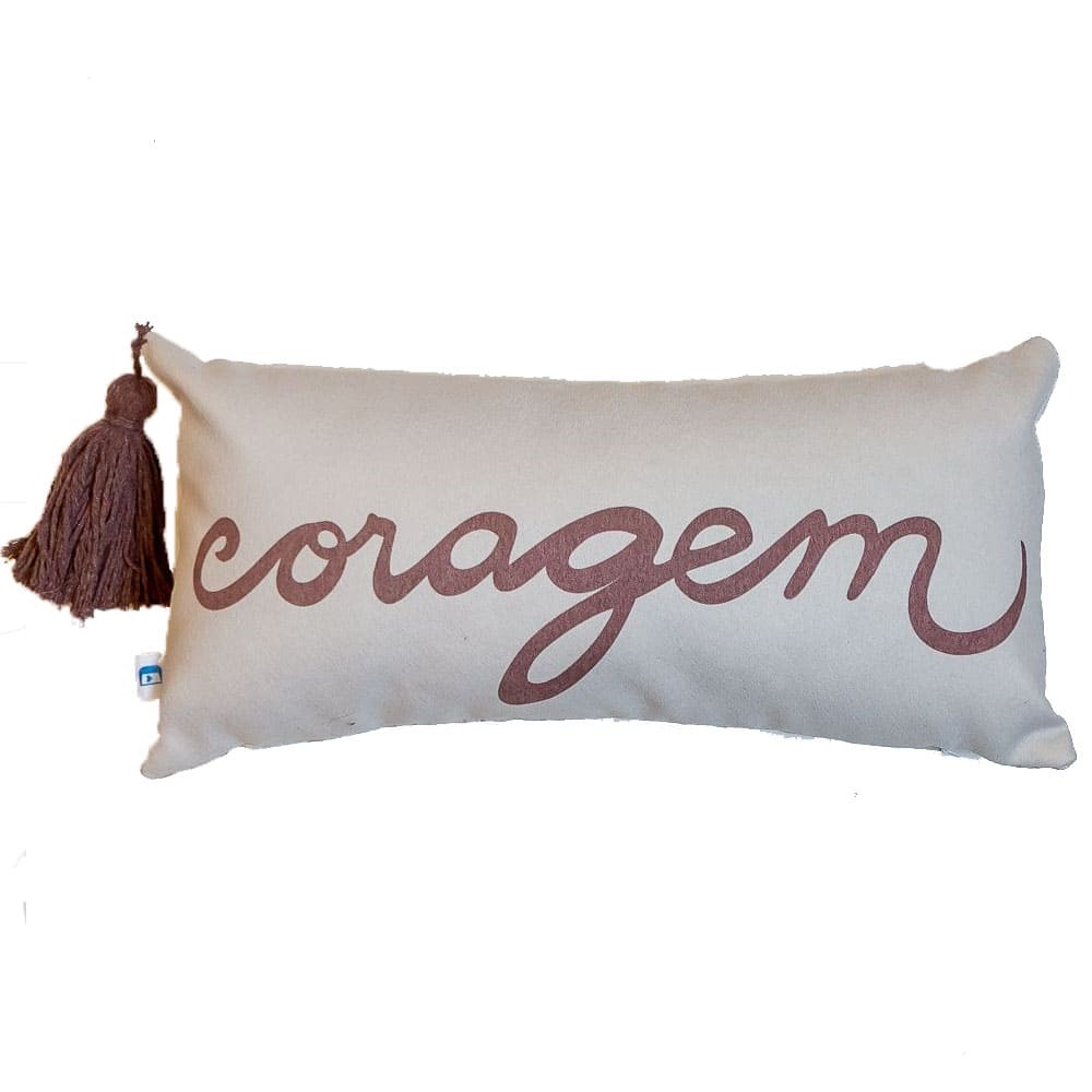 Almofada Baguete com Frase Coragem em Marrom Fundo Creme 52 x 24 cm