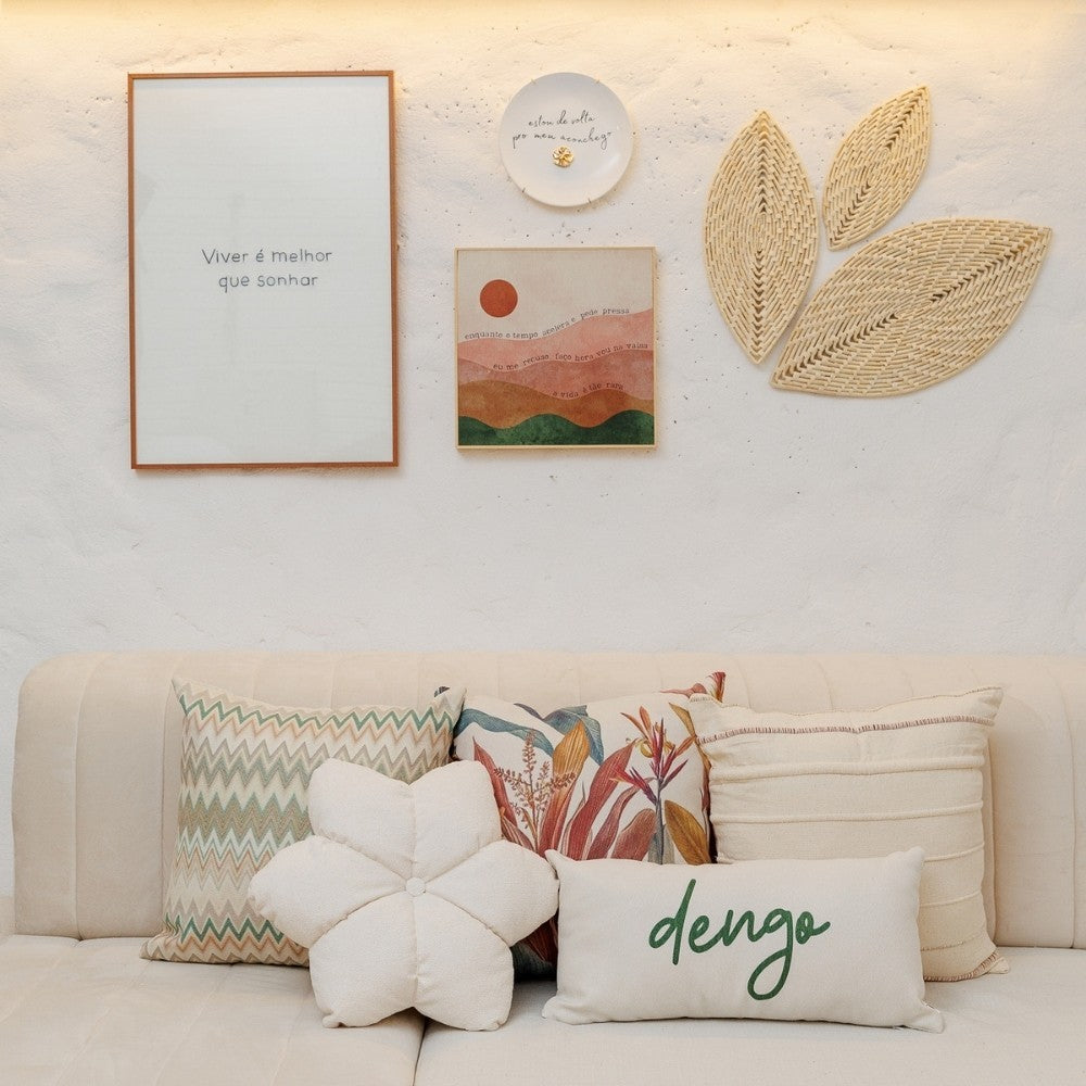 Almofada Baguete Frase Dengo em Verde Fundo Off White 52 x 24 cm