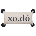 Almofada Decorativa Baguete com Frase Xodó e Pompons 52 x 24 cm
