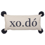 Almofada Decorativa Baguete com Frase Xodó e Pompons 52 x 24 cm