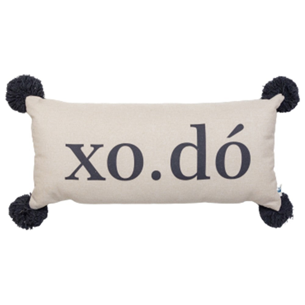 Almofada Decorativa Baguete com Frase Xodó e Pompons 52 x 24 cm