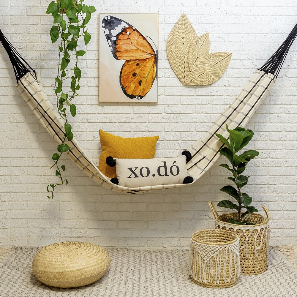 Almofada Decorativa Baguete com Frase Xodó e Pompons 52 x 24 cm
