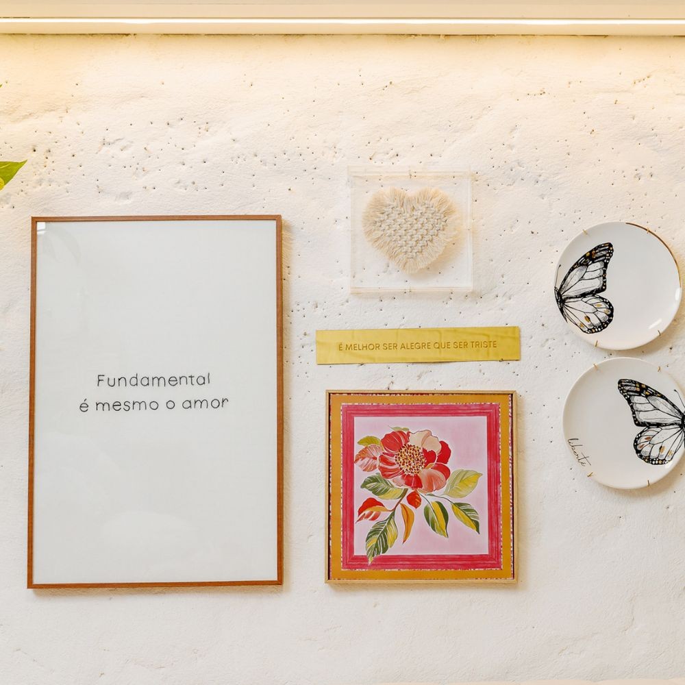 Placa Acrílico Dourada Alegria 33x5 cm Para Decoração Inspiradora