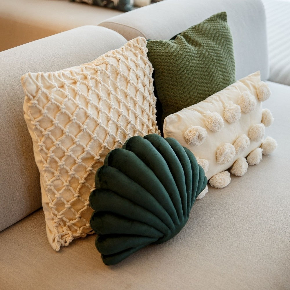Almofada Baguete com Pompons Cor Crua Fechamento em Ziper 45 x 30 cm