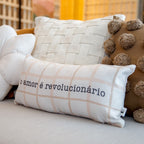 Almofada Baguete Frase O Amor É Revolucionário Enchimento 52 x 24 cm