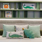 Almofada Infantil Estampa Jacaré com Enchimento e Zíper 52 x 24 cm