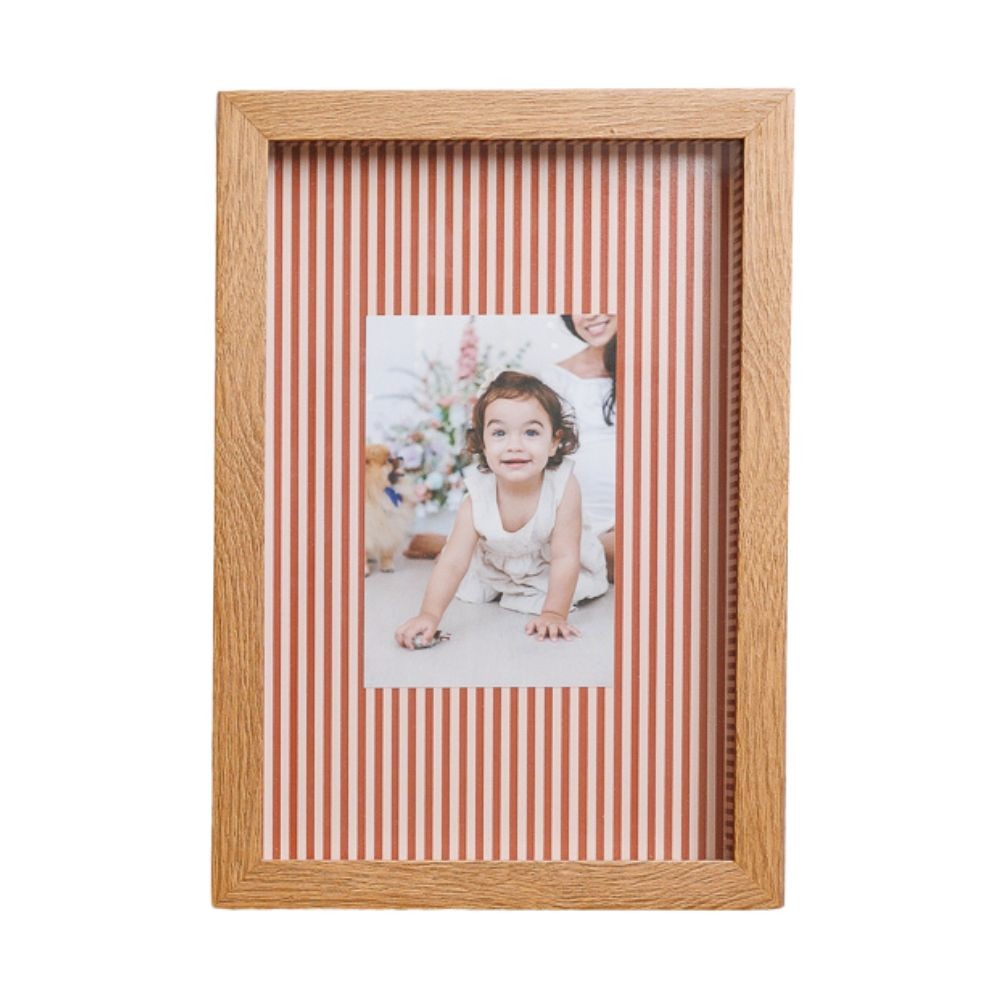 Quadro Personalizado Memórias: Sua Foto em Moldura Caixa com Fundo Listrado Vermelho e Vidro