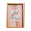 Quadro Personalizado Memórias: Sua Foto em Moldura Caixa com Fundo Listrado Vermelho e Vidro