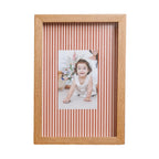 Quadro Personalizado Memórias: Sua Foto em Moldura Caixa com Fundo Listrado Vermelho e Vidro