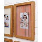 Quadro Personalizado Memórias: Sua Foto em Moldura Caixa com Fundo Listrado Vermelho e Vidro