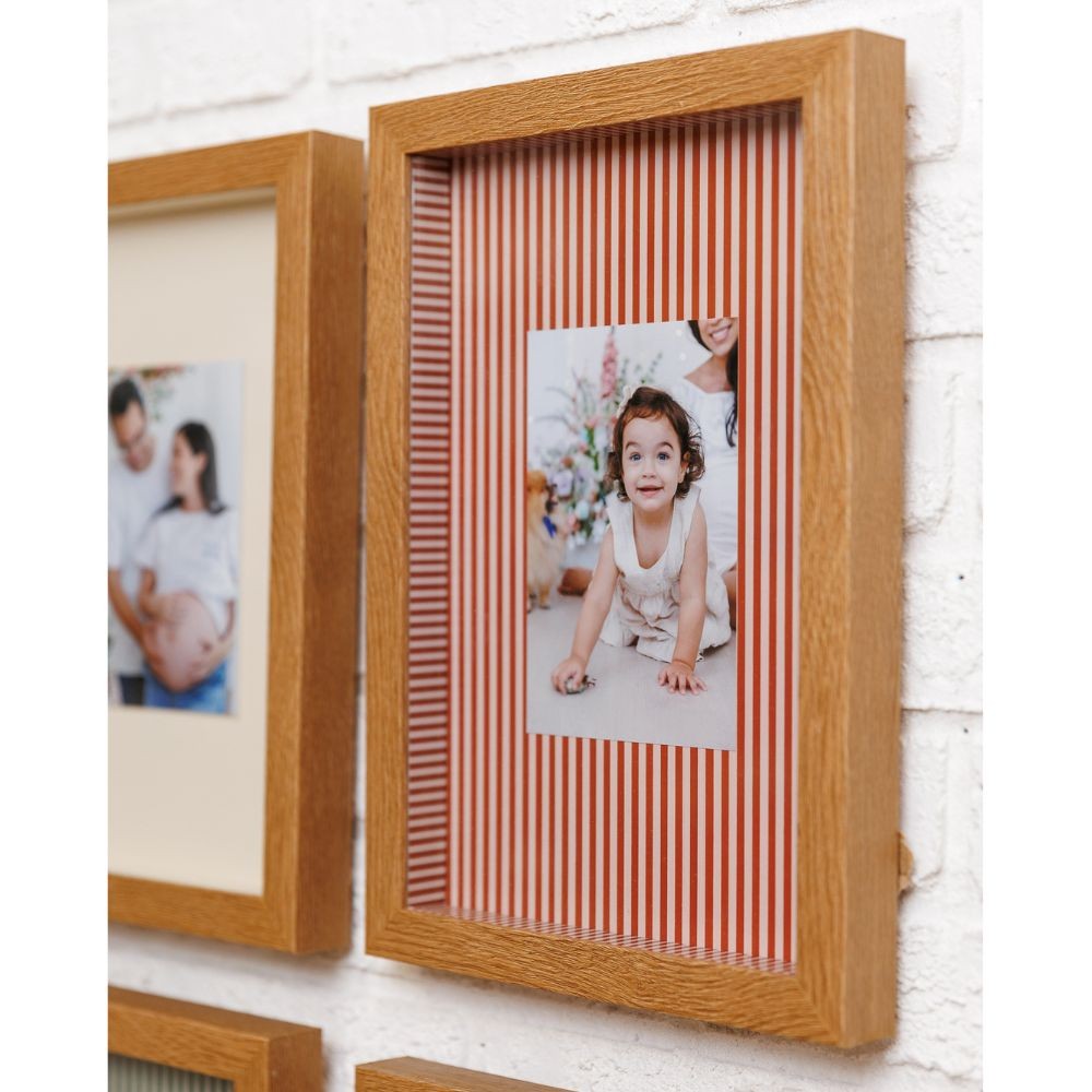 Quadro Personalizado Memórias: Sua Foto em Moldura Caixa com Fundo Listrado Vermelho e Vidro