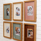 Quadro Personalizado Memórias: Sua Foto em Moldura Caixa com Fundo Listrado Vermelho e Vidro