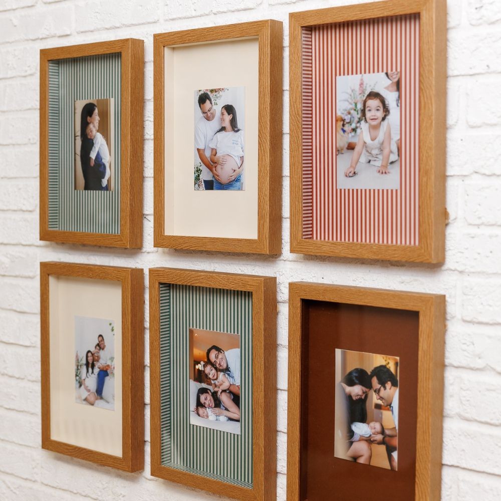 Quadro Personalizado Memórias: Sua Foto em Moldura Caixa com Fundo Listrado Vermelho e Vidro