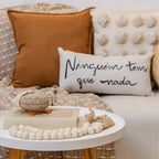 Almofada Baguete com Frase Ninguém Tem Que Nada Enchimento e Zíper 52 x 24 cm