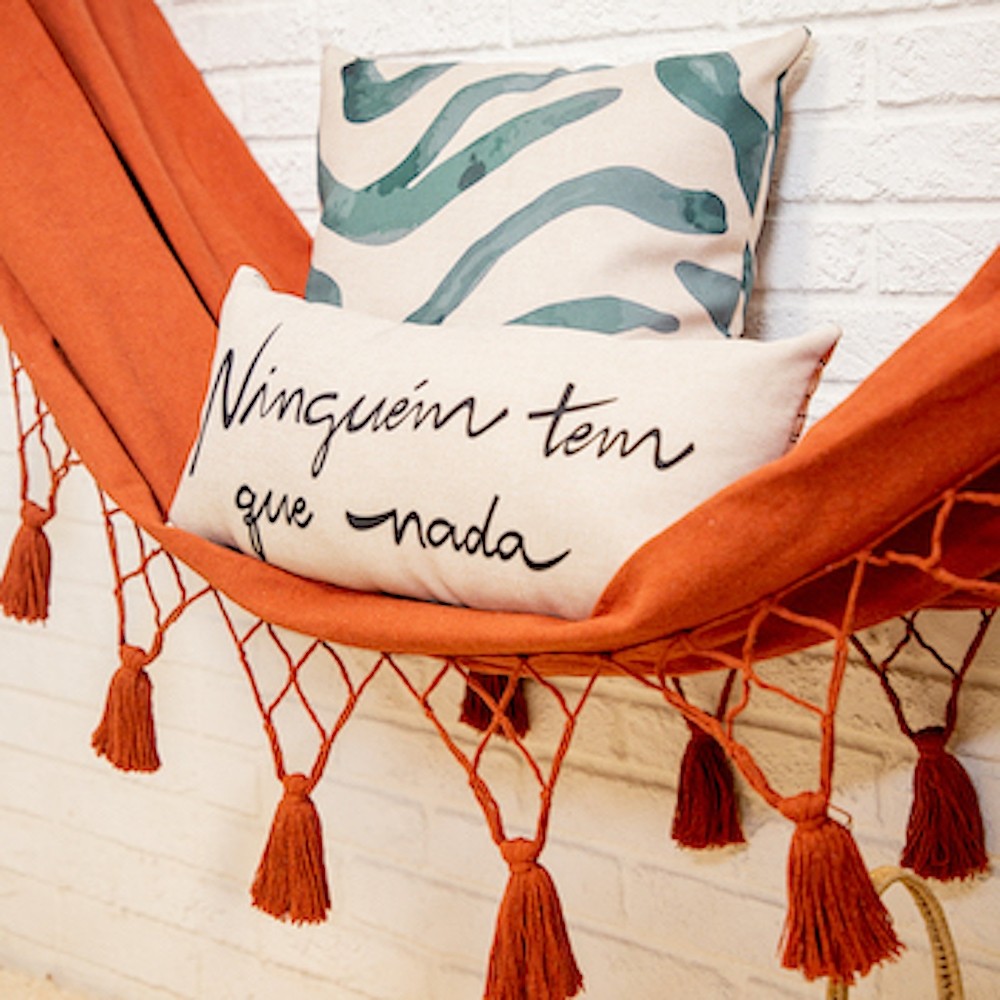 Almofada Baguete com Frase Ninguém Tem Que Nada Enchimento e Zíper 52 x 24 cm