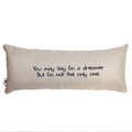 Almofada Baguete Decorativa com Frase Dreamer e Enchimento 52 x 22 cm