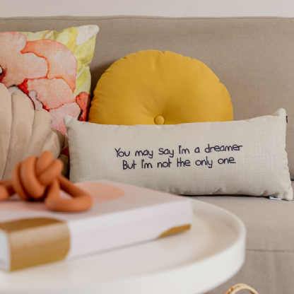 Almofada Baguete Decorativa com Frase Dreamer e Enchimento 52 x 22 cm