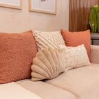 Almofada Decorativa em Forma de Concha Bege com Enchimento 26 x 40cm
