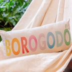 Almofada Baguete com Frase Borogodó em Colorido Enchimento 52 x 22 cm
