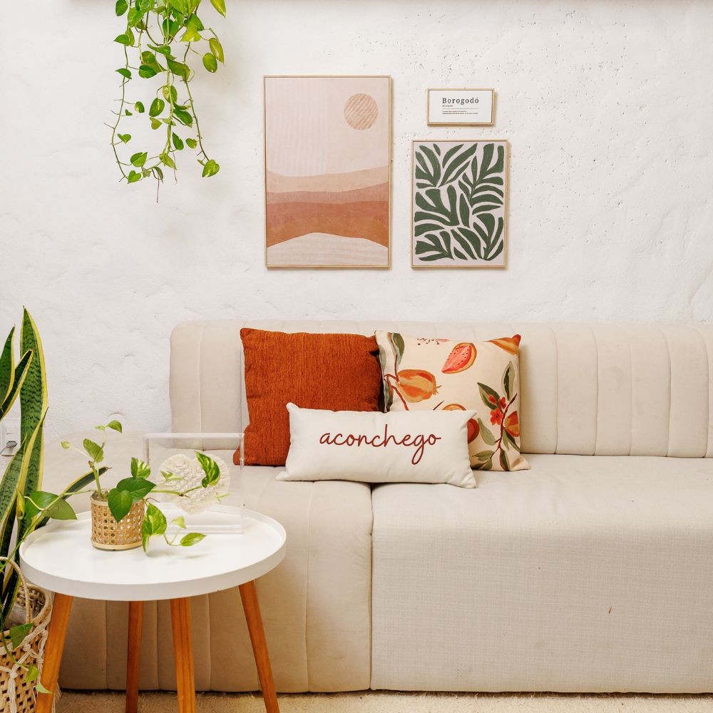 Almofada Baguete Palavra Aconchego em Marrom  Fundo Off White 52 x 24 cm