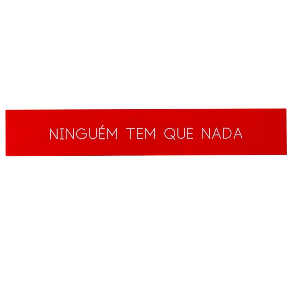 Placa Acrílico Vermelha Ninguém Tem Que Nada 33x5 cm para Expressar Liberdade