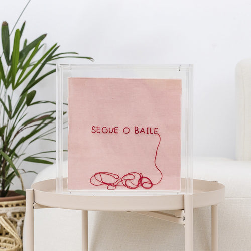 Acrílico Decorativo Bordado Segue o Baile
