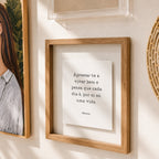 Quadro Decorativo Sêneca 35x35 cm com Moldura de Madeira e Vidro Flutuante para Decoração Inspiradora
