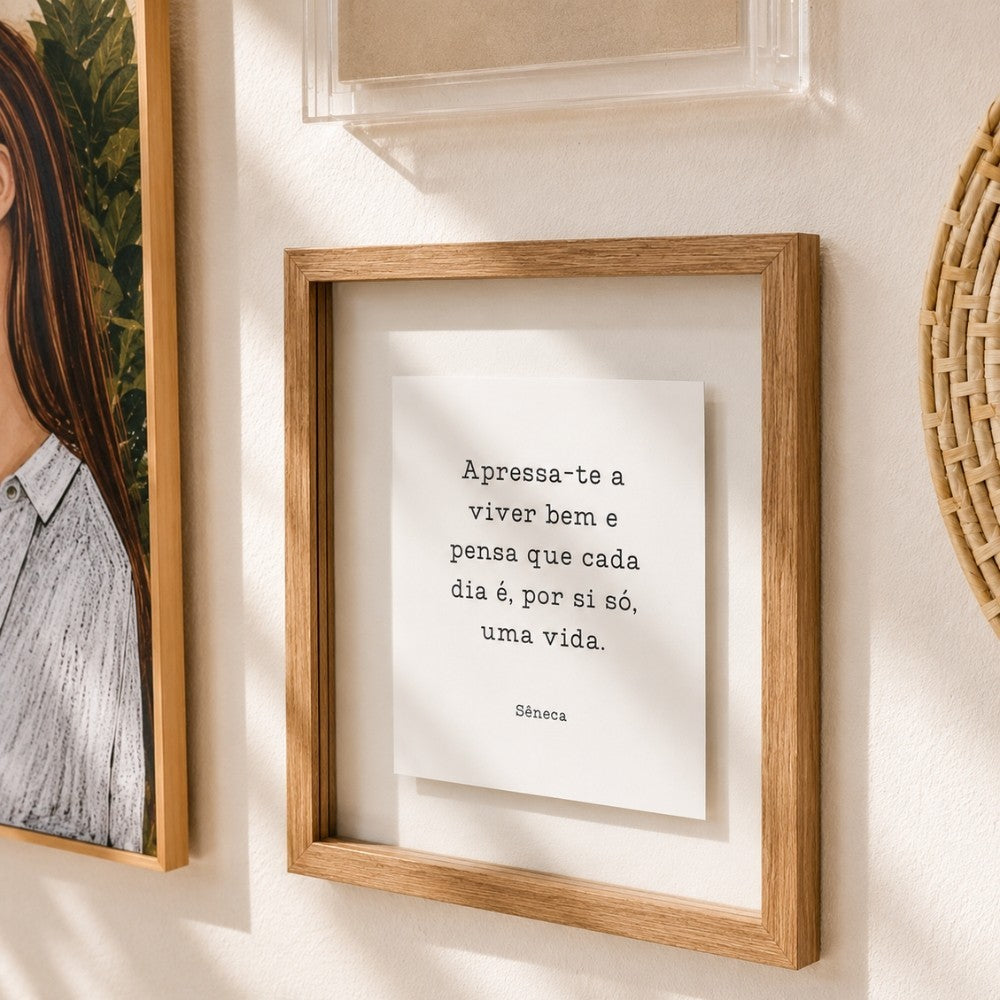 Quadro Decorativo Sêneca 35x35 cm com Moldura de Madeira e Vidro Flutuante para Decoração Inspiradora