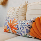 Almofada Baguete Éden Estampa Floral com Laranja e Azul 52 x 24 cm