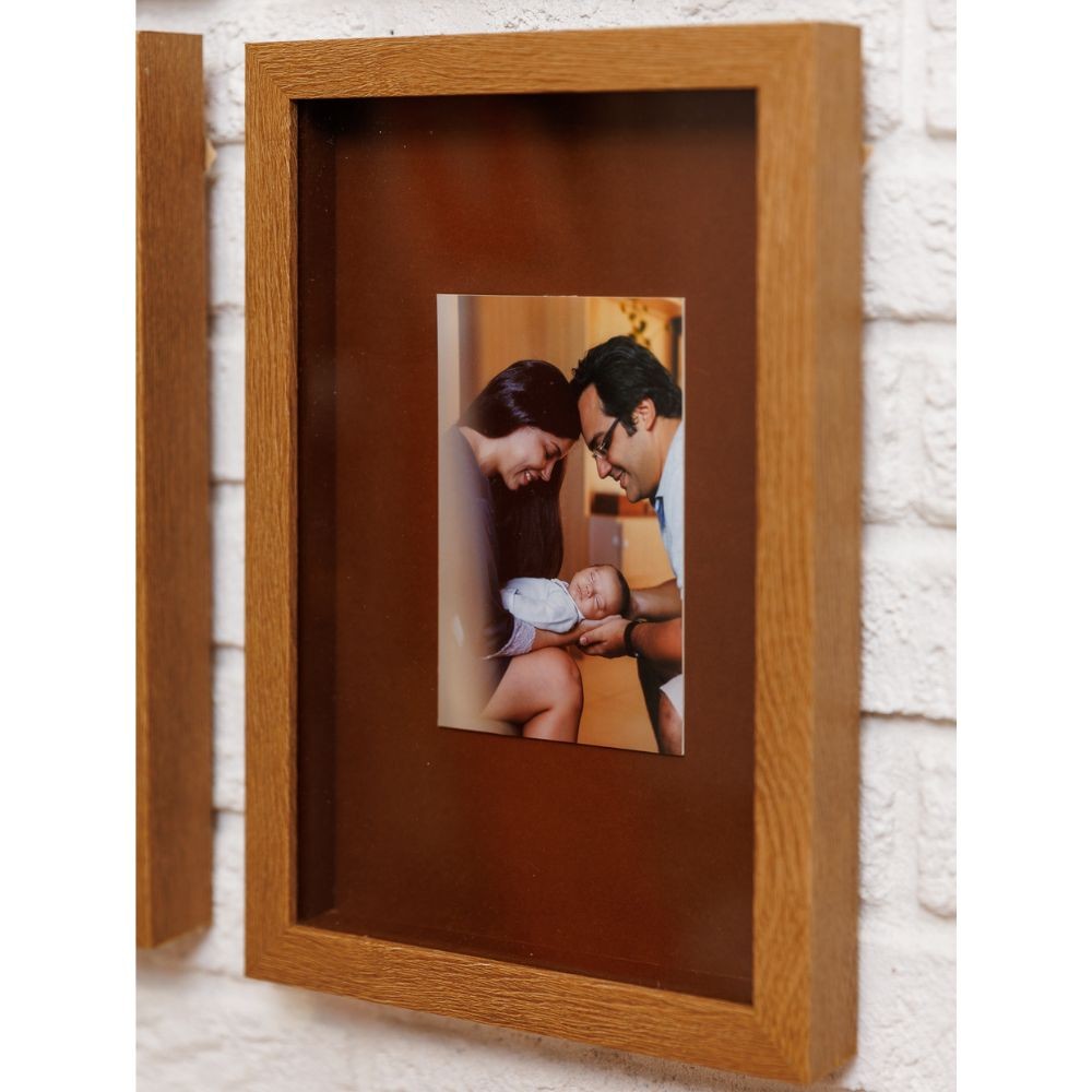 Quadro Personalizado Memórias: Sua Foto em Moldura Caixa com Fundo Marrom e Vidro