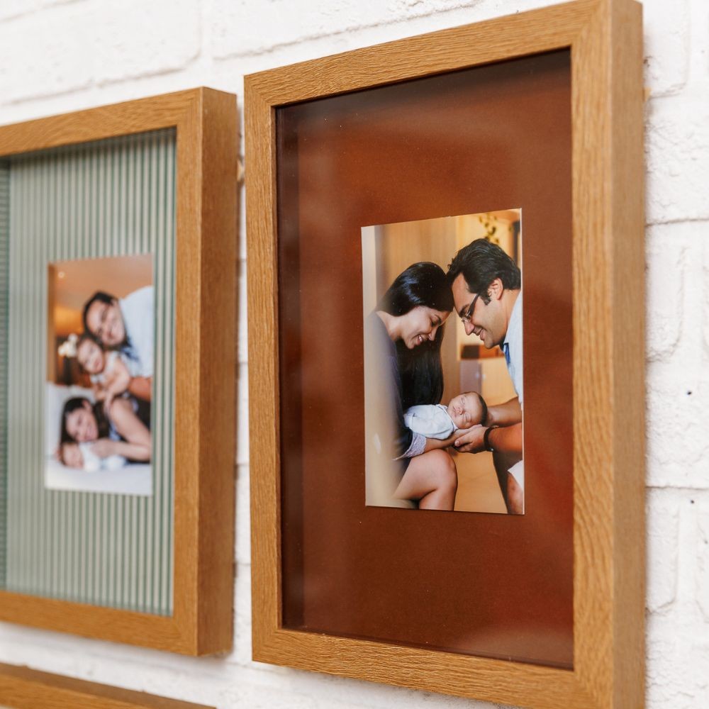 Quadro Personalizado Memórias: Sua Foto em Moldura Caixa com Fundo Marrom e Vidro