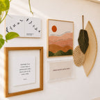 Quadro Decorativo Sêneca 35x35 cm com Moldura de Madeira e Vidro Flutuante para Decoração Inspiradora
